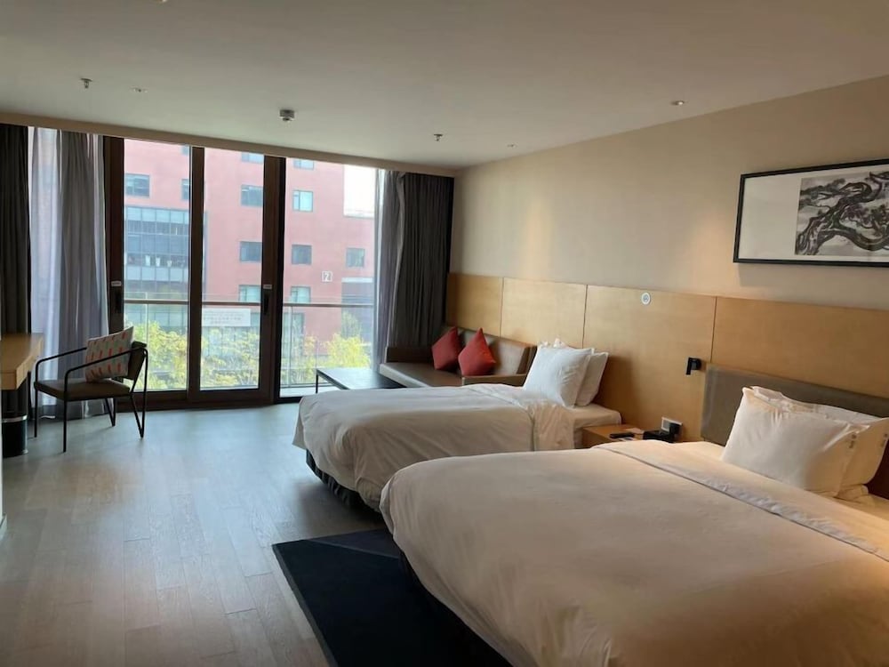 Standard Room, Multiple Beds (Extra Floor Space)