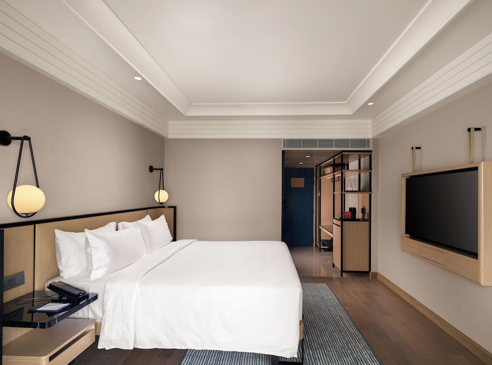 SUPERIOR CLUB ROOM WITH 1 KING BED - LOUNGE ACCESS WITH COCKTAIL HOURS