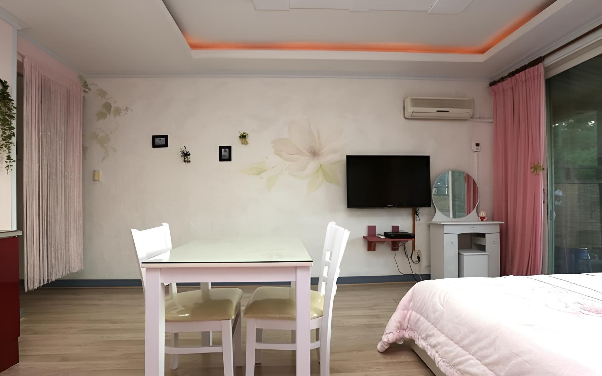 Room (Miri) - Photo 6