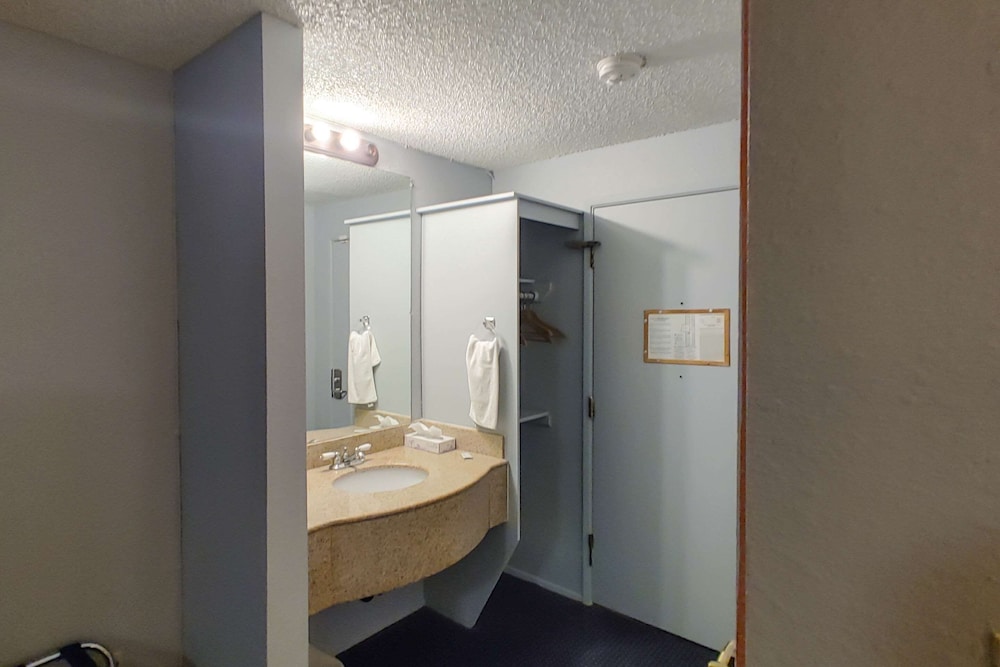 Standard Room, 2 Queen Beds, Non Smoking - Photo 2
