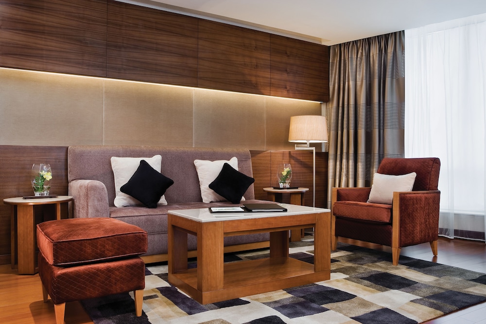 Club Room, 1 King Bed, City View - Photo 5