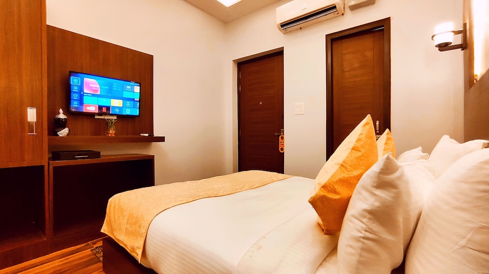 Deluxe Room, No Windows - Photo 11