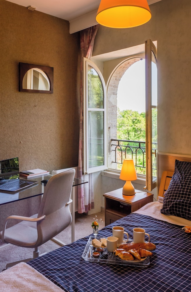 Chambre queen size avec vue sur prairie