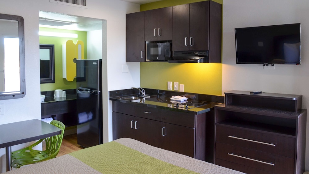 Deluxe Room, 1 Queen Bed, Non Smoking, Kitchenette photo 2