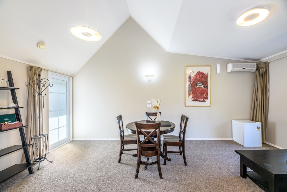 One-Bedroom Suite - Photo 4