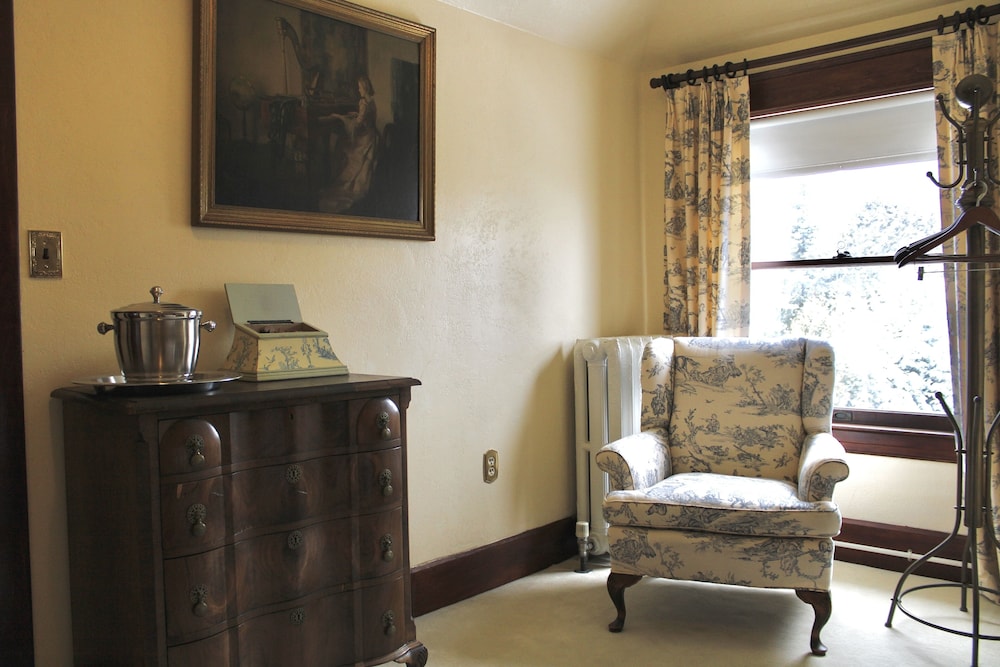 Standard Room, 1 Queen Bed, Non Smoking (Navy Toile) photo 2