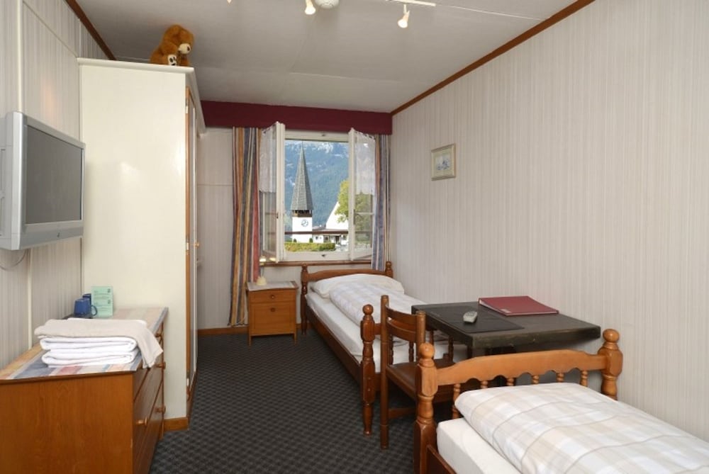 Basic Twin Room, Shared Bathroom photo 1