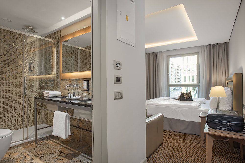 Family Suite, 2 Bedrooms, 2 Bathrooms thumbnail 5