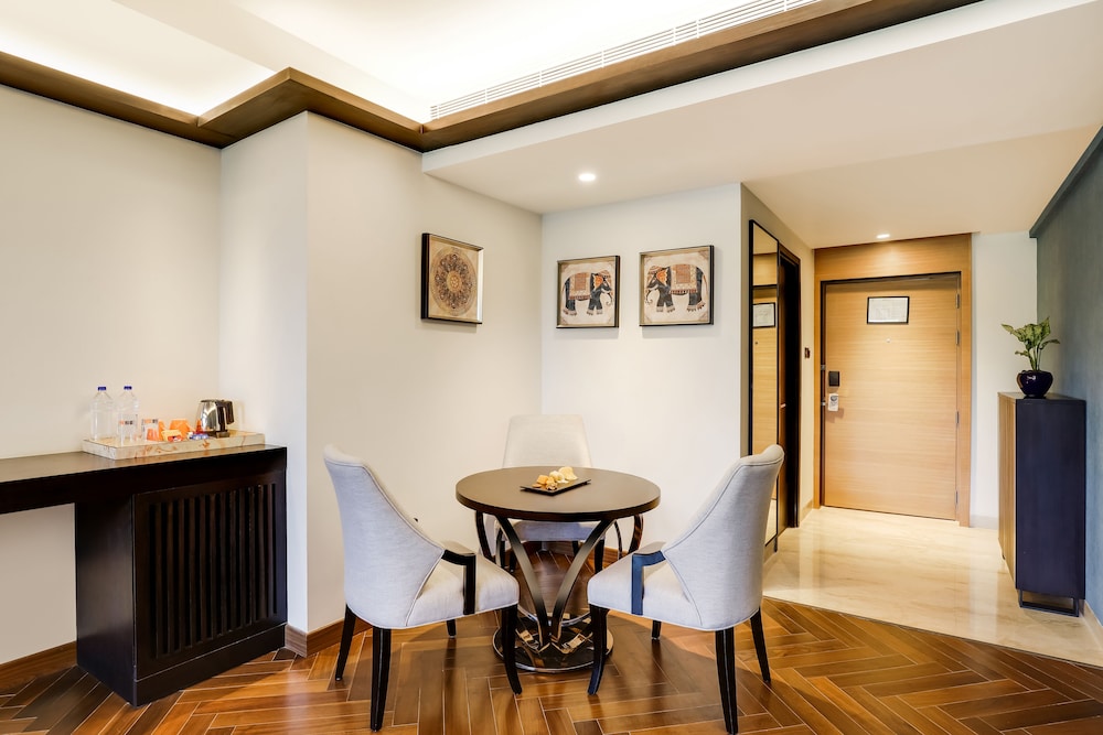 Premier Suite - Photo 8