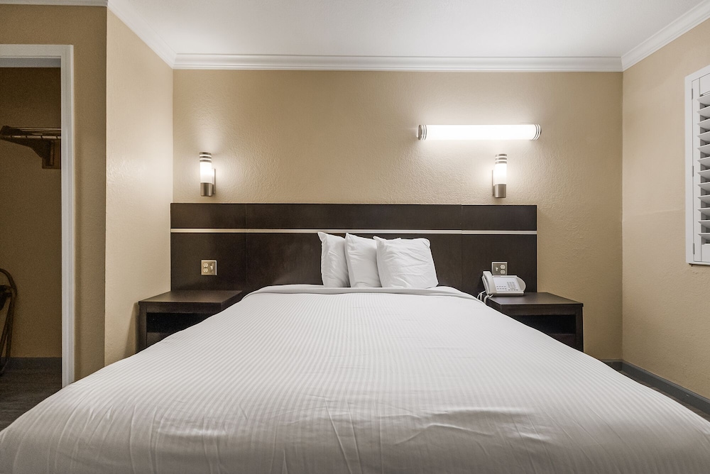 Standard Room, 1 Queen Bed, Non Smoking - Photo 2