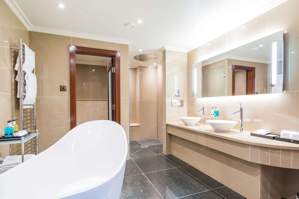 Suite, 1 Bedroom - Photo 12