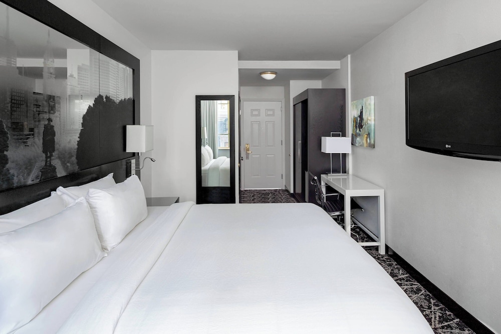 Deluxe Room, 1 Queen Bed, Refrigerator & Microwave, City View (High Floor) photo 2