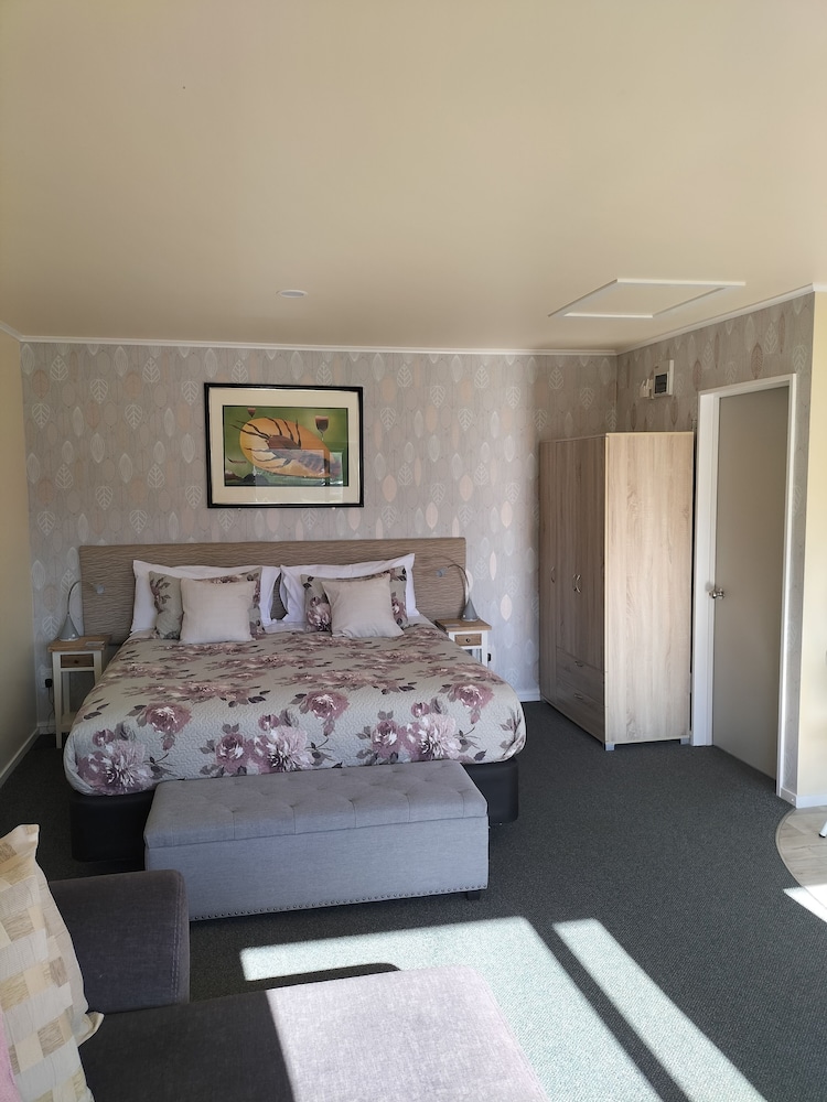 Deluxe Studio Suite, 1 King Bed, Fireplace, Mountain View (Adult Only) photo 3