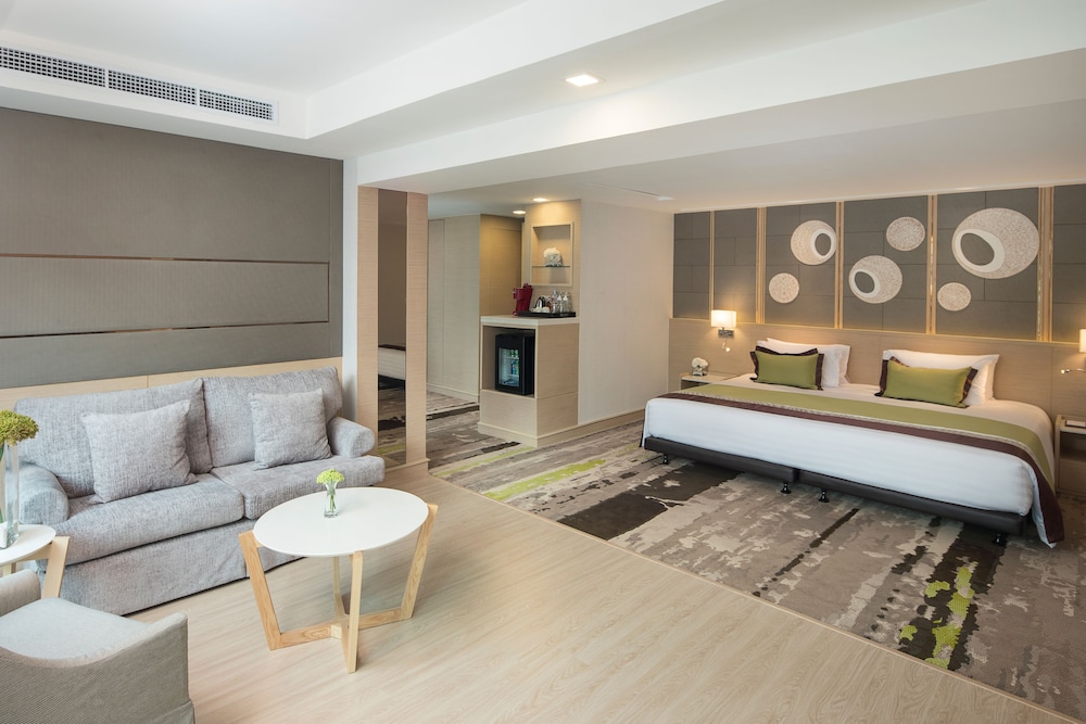 Grand Jacuzzi Suite with Balcony photo 2