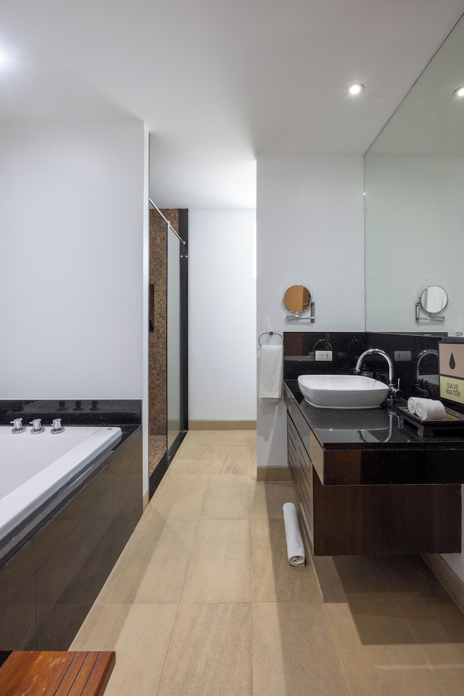 Deluxe King Room - Photo 6