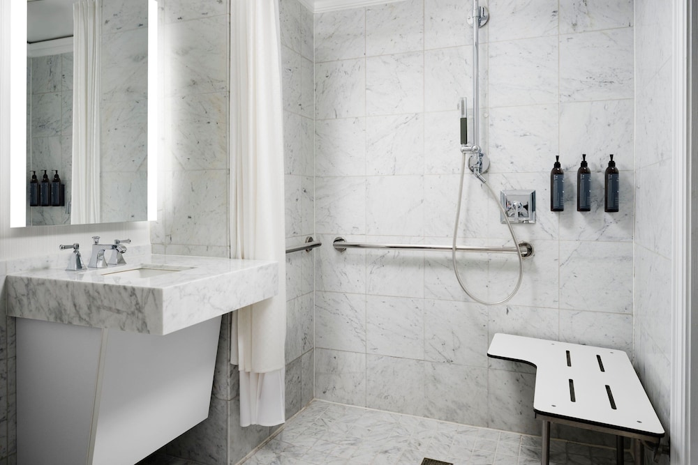 Executive Suite, 1 Bedroom (Mobility Accessible, Roll-in Shower) - Photo 6