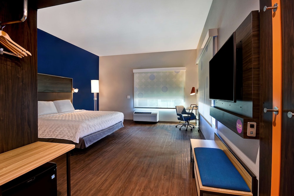 Room, 1 King Bed, Accessible (Mobility & Hearing, Roll-In Shower) photo 2