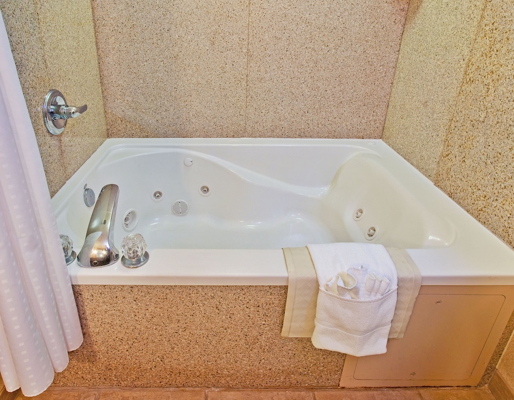 Suite, 1 King Bed, Jetted Tub (Whirlpool) - Photo 3