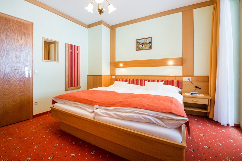 Basic Double Room, 1 Bedroom, Balcony, Mountain View photo 2