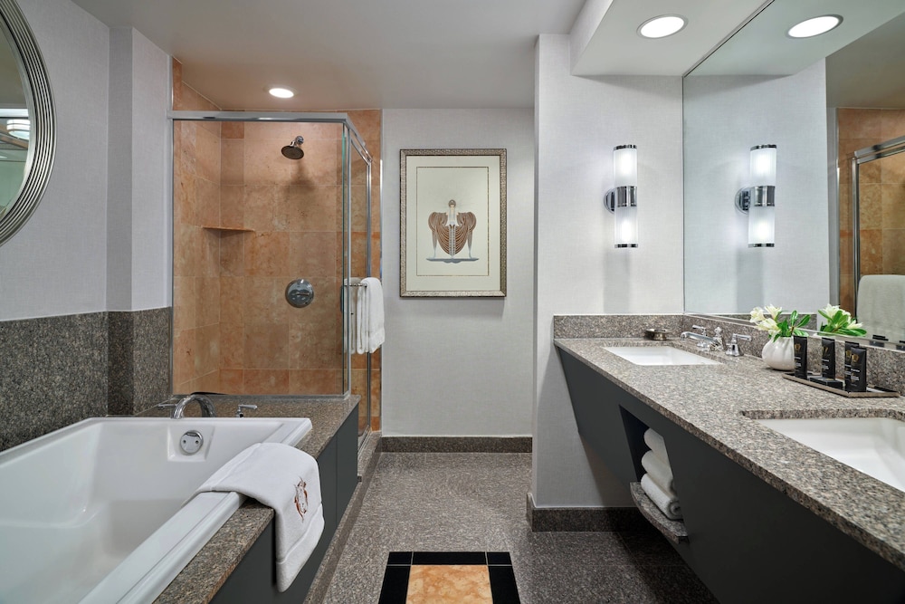 Room, 2 Queen Beds, City View thumbnail 6