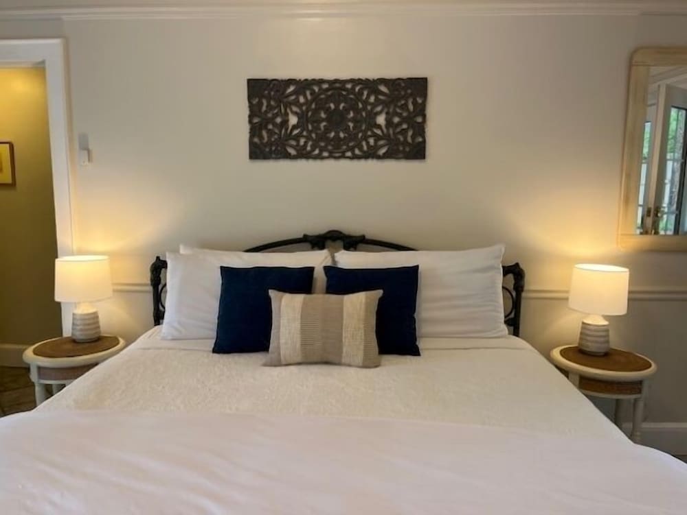 Comfort room, 1 king bed (the Dogwood cottage)