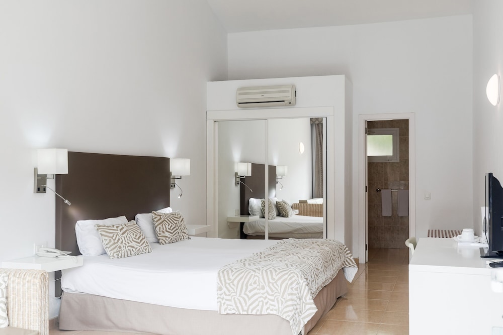 Junior Suite, Pool View (2 Adults)