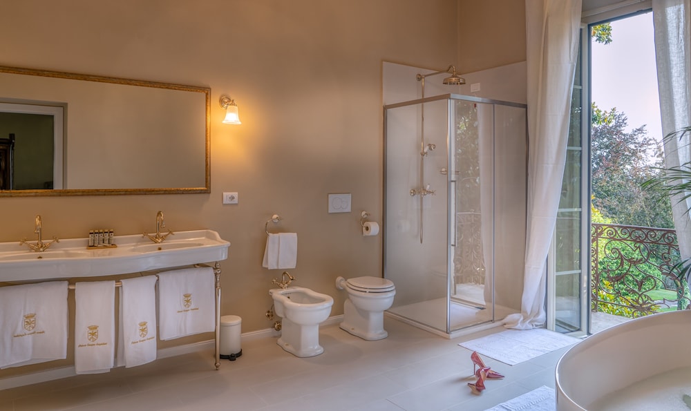 Superior Studio Suite, 1 King Bed, Balcony, Garden View photo 3
