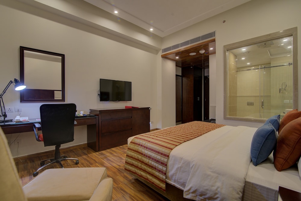 1 King Bed, Double Business Room, Non-Smoking photo 3