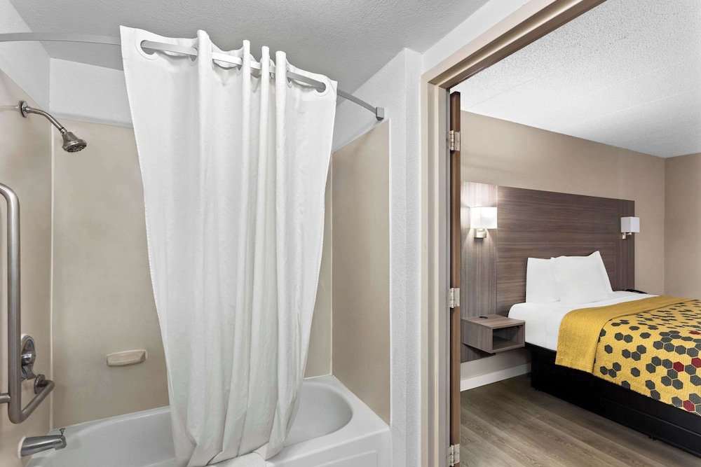 Econo Lodge Willowbrook, Photo 5