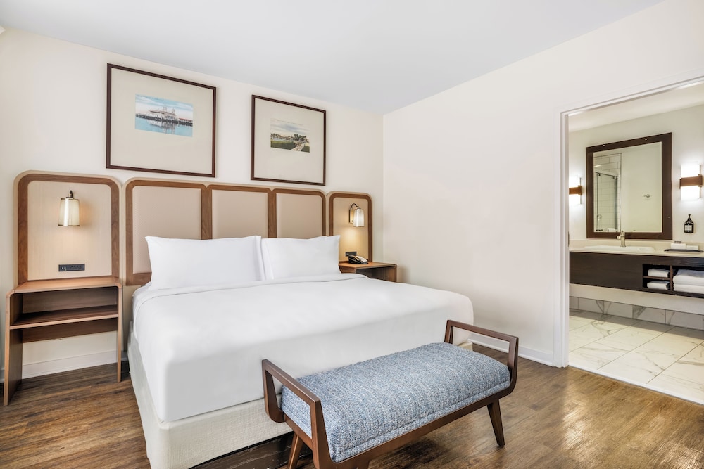 Junior Suite, 1 King Bed, Accessible (Roll-In Shower) - Photo 3