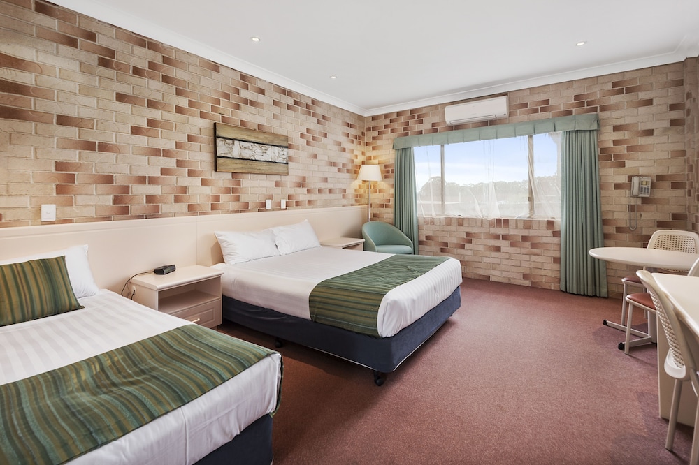 Large Standard Twin Room – 1 Queen Bed with 1 Single Bed, Non Smoking - Photo 3