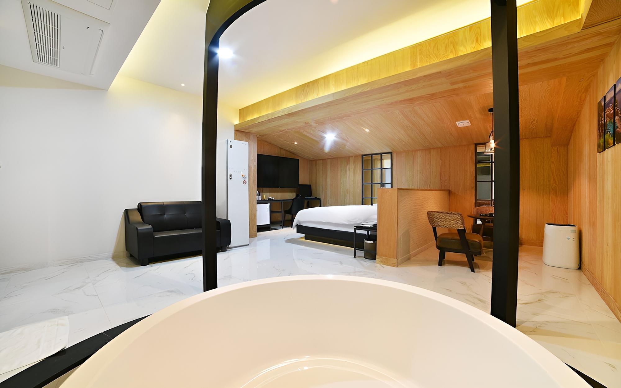 Room (1 room 1 parking VIP (family bath sty) - Photo 4