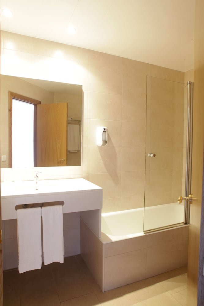 Twin Room, Terrace (2 Adults + 1 Child) thumbnail 5