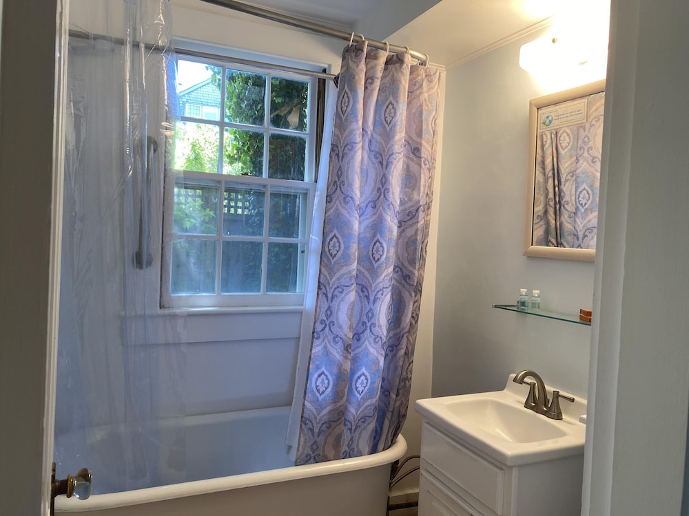 Room, 1 Queen Bed (Private Bathroom) photo 3