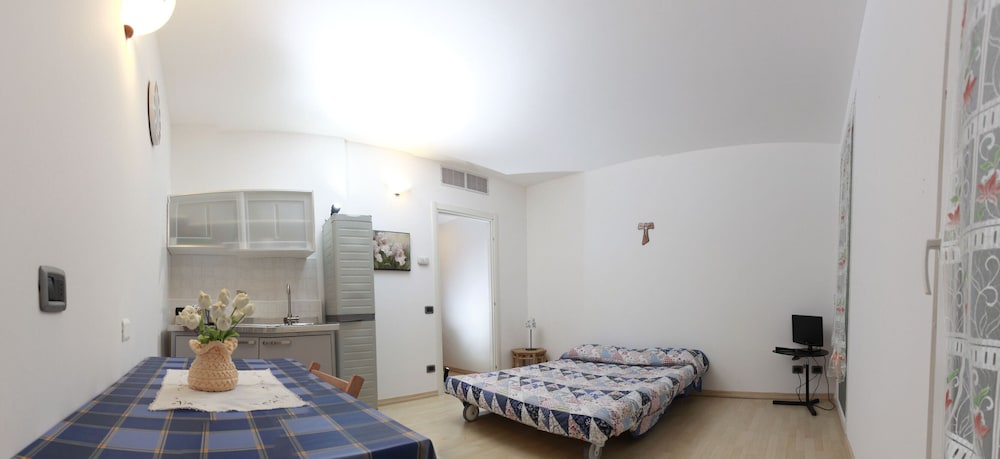 Studio (Apartment 14B)