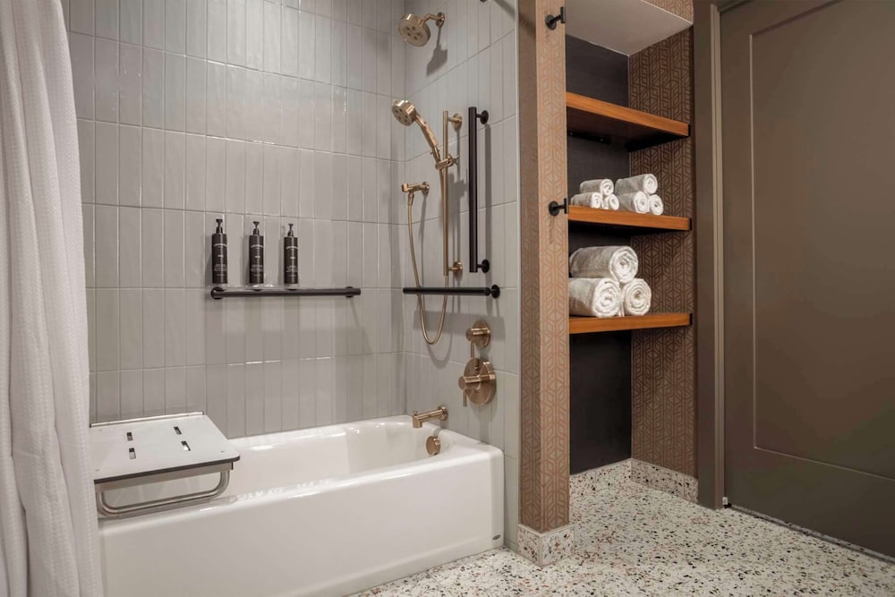 Room, 2 Queen Beds, Accessible, Bathtub (Mobility) - Photo 4