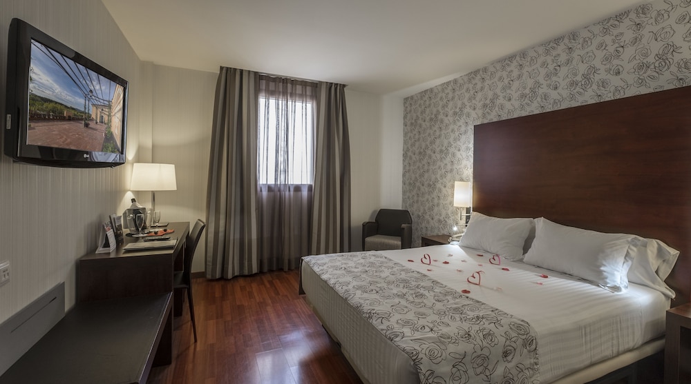 Double Room, 1 Queen Bed photo 2