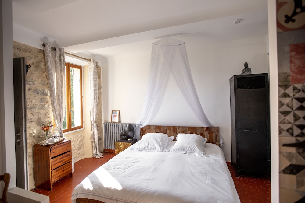 Deluxe Room, 1 King Bed, Private Bathroom, Hill View