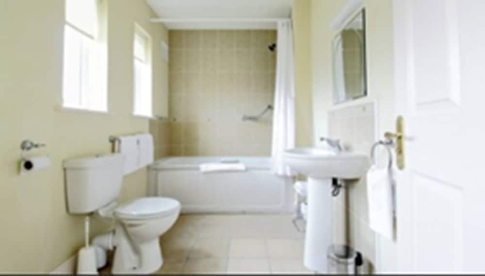 Double Or Twin Room (Within 3 Bedroomed House) photo 2