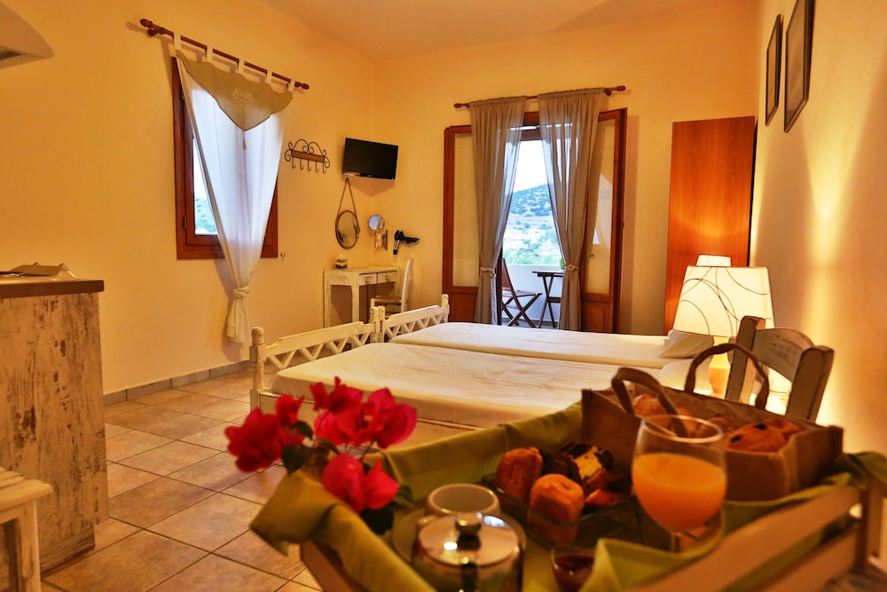 Basic Studio, 2 Twin Beds, Hot Tub, Garden View