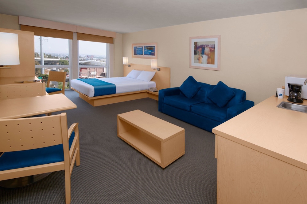Suite, 1 Queen Bed with Sofa bed photo 3