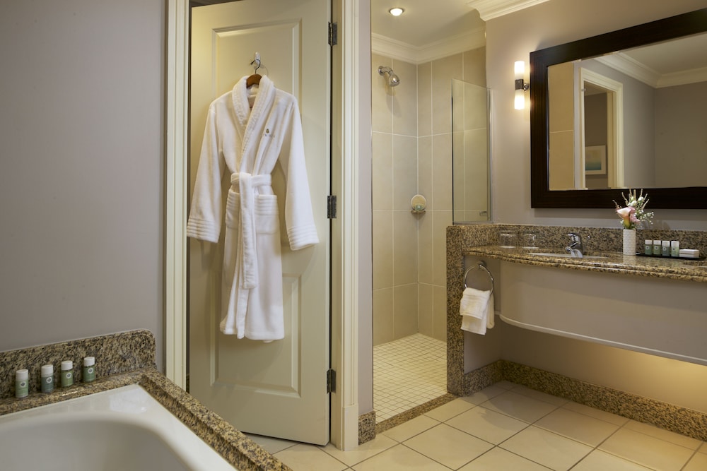 Signature King Guestroom - Photo 4