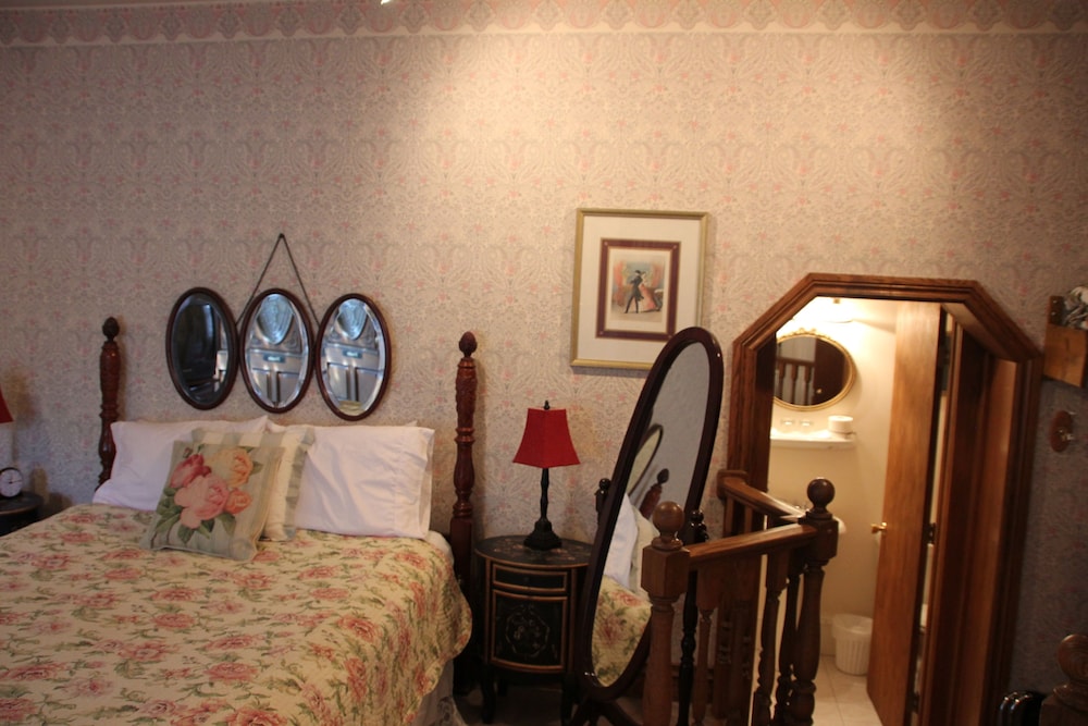 Victorian Rose photo 2