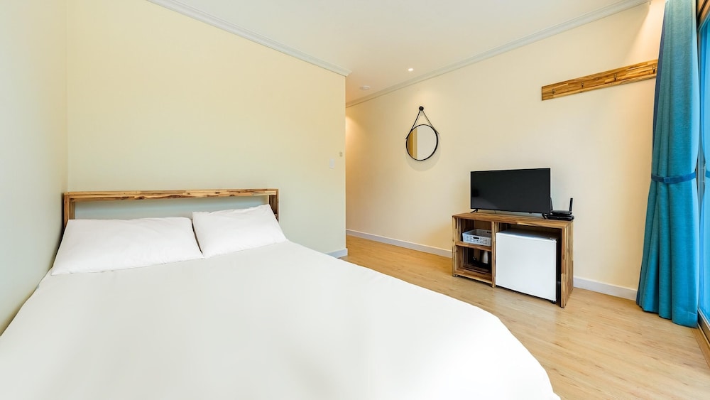 Basic Room, 1 Bedroom (101(Ocean View/No cooking)) - Photo 7