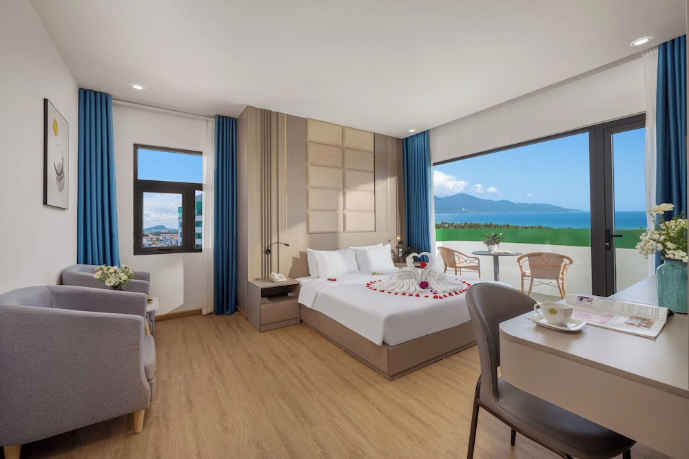 Premier Double Room, Bathtub, Beach View
