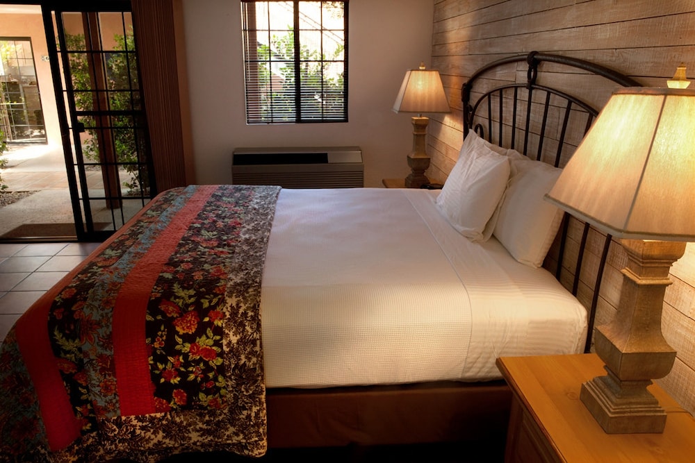 King Room with Patio - Photo 2