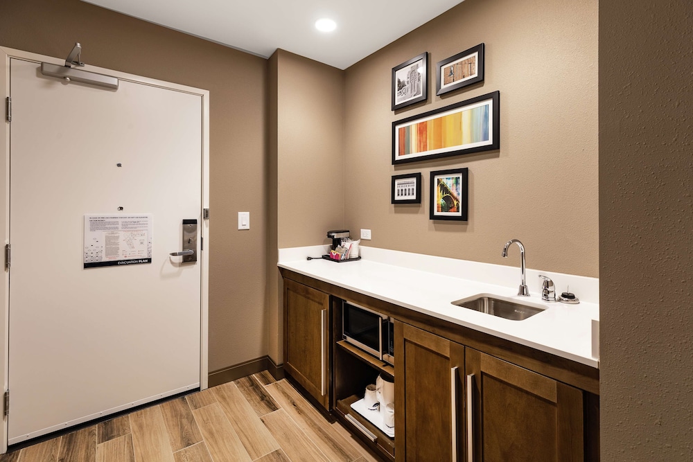 Suite, 1 King Bed, Accessible, Refrigerator photo 3