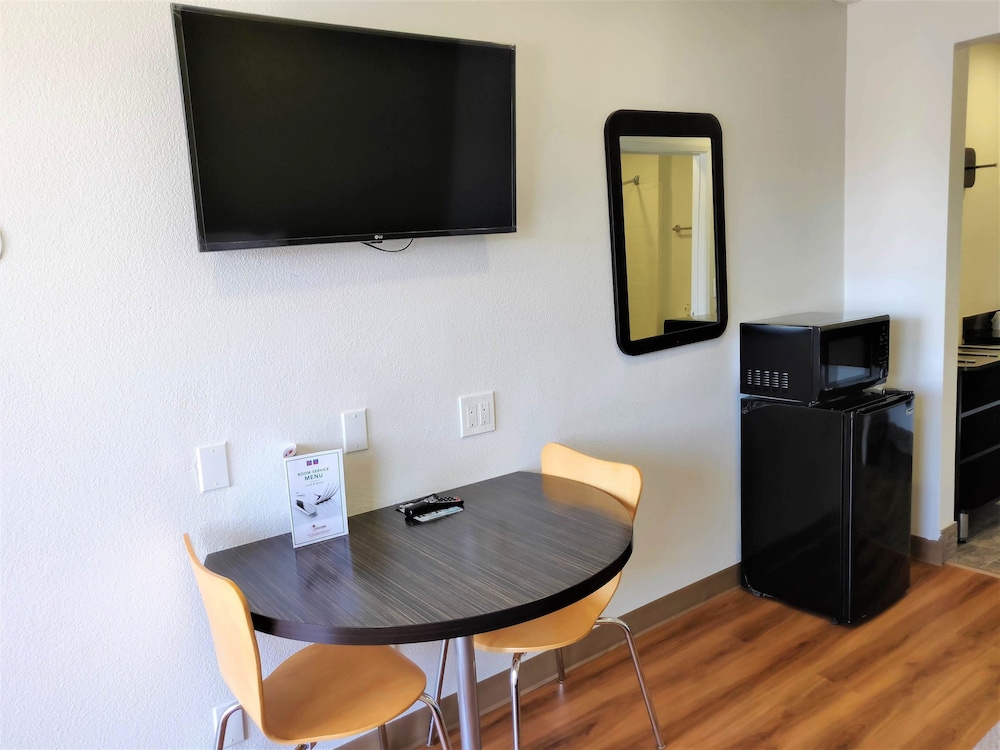 Deluxe Room, 1 King Bed, Non Smoking, Refrigerator & Microwave photo 3