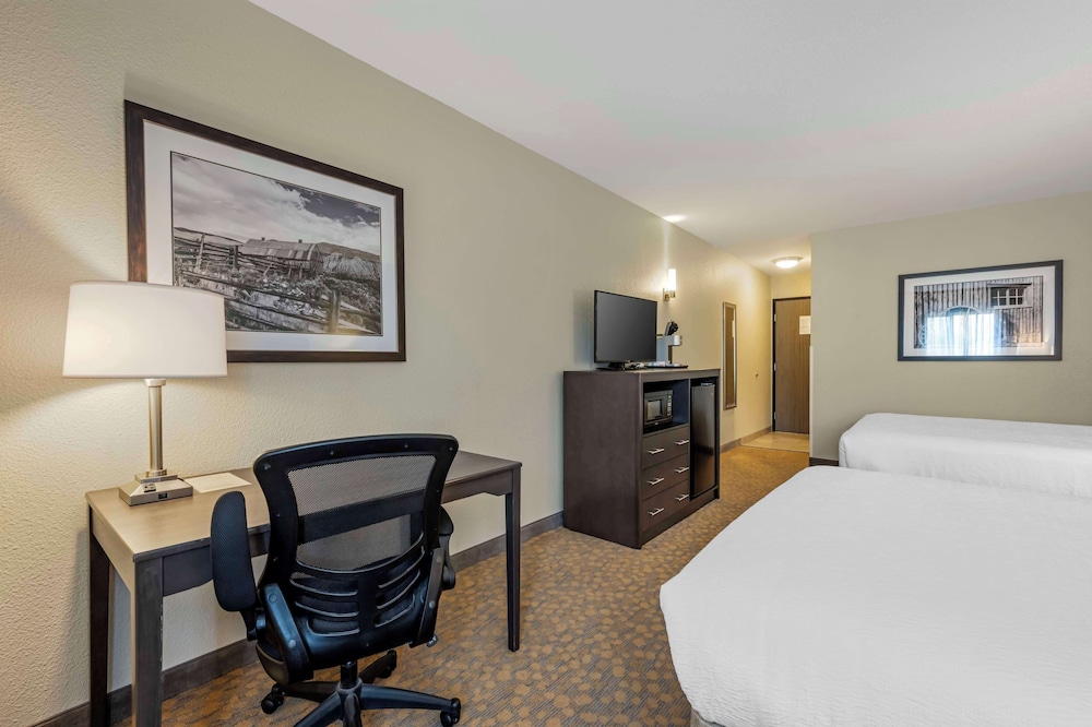 Standard Room, 2 Queen Beds, Non Smoking, Refrigerator & Microwave - Photo 3