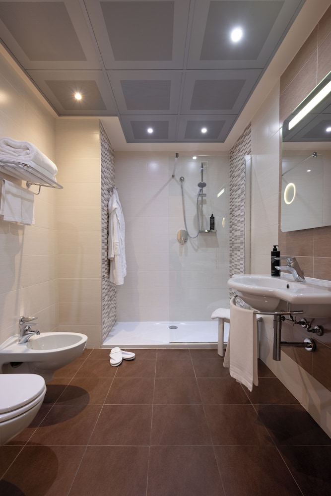 Deluxe Room - Photo 15